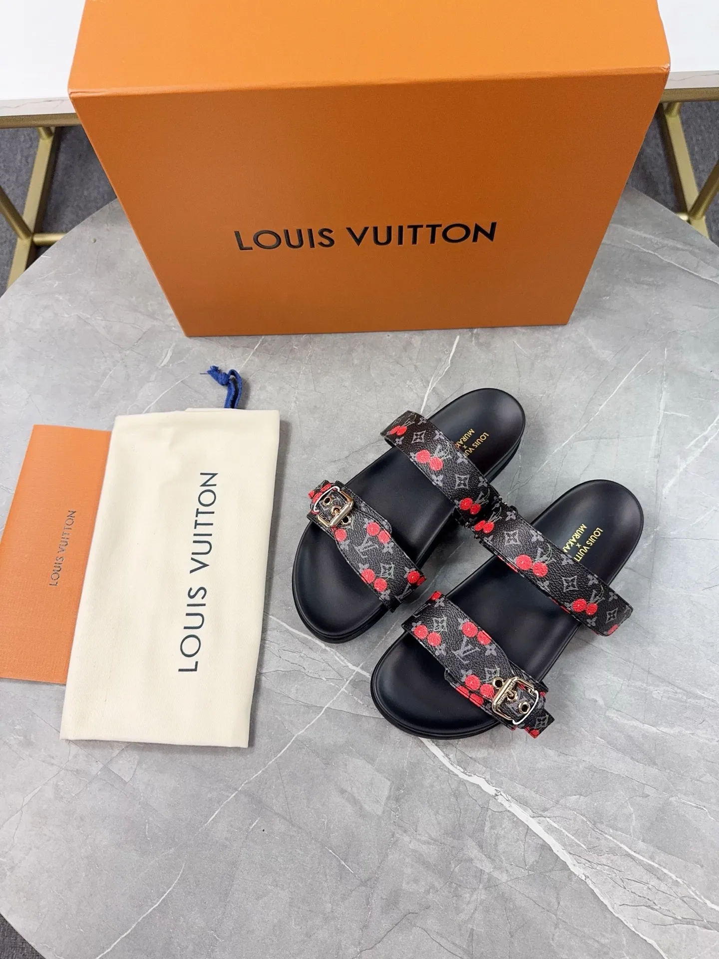 👟👟Ex-factory price 400👟👟 LV2025 spring and summer new slippers🌟The belt buckle is adjustable and elastic design, full of beach style, original molded LV metal logo decoration, fashionable and beautiful, super versatile🤳🏻Cow leather upper/custom imported jacquard fabric/original old flower leather material, water-dyed sheepskin lining (water platform + rubber sole) three-layer combination outsole 🔶Size: Female 35-43 Male: 38-46